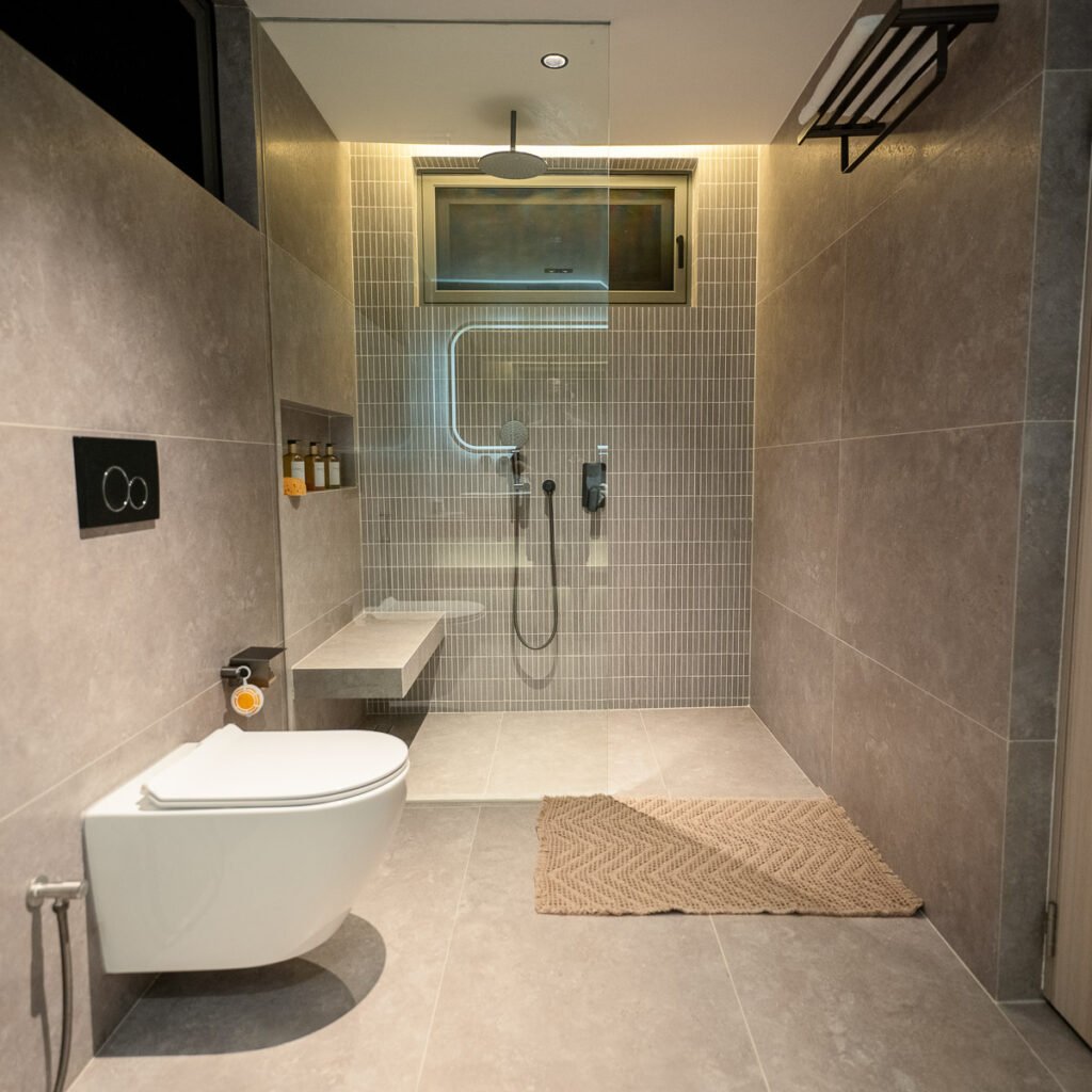 Rain-shower ensuite bathroom with stone tiling